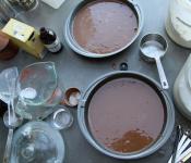 Шоколадно-клубничный торт с ореховым безе и конфетами из клубники «Оленька